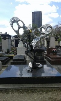 L'oiseau au cimetière du Montparnasse
