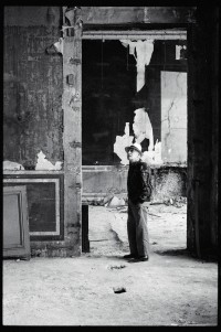 Laurence Berthon-­Marceillac (1950-­2013), Diego Giacometti lors de l'essai du plafonnier à quatre branches (maquette grandeur nature-, Hôtel Salé, 15 juin 1983, Reproduction numérique d'après un négatif original.