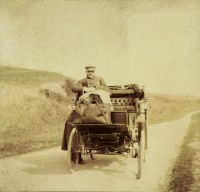 Moïse de Camondo dans sa première voiture Peugeot équipée d’un moteur Daimler, fabriqué chez Panhard Levassor, 1895.