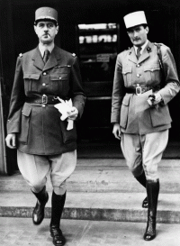 Londres, 20 juin 1940, le général de Gaulle et le lieutenant Geoffroy Chodron de Courcel devant Saint Stephen’s House.
