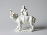 Magot chinois sur un éléphant Porcelaine tendre de Chantilly Manufacture de Chantilly, vers 1735-1740 H. 22 ; L. 20,4 ; Pr. 19 cm Chantilly, musée Condé, NA 94 Historique : vente Drouot, 29 mai 1968, lot 7 ; don George Paquier, 1981