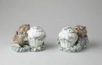 Paire de pots-pourris au léopard
Porcelaine tendre de Chantilly à décor Kakiemon Manufacture de Chantilly, vers 1740
Chantilly, musée Condé, OA 1088-OA 1089 