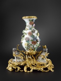 Fontaine de table
Porcelaine dure de Meissen à décor polychrome montée en bronze ciselé et doré Manufacture de Meissen, vers 1740 H. 61 cm
