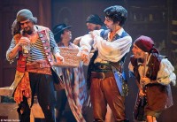 Pirates : des moussaillons boivent