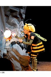 L''abeille, l''enfant et la fleur magique