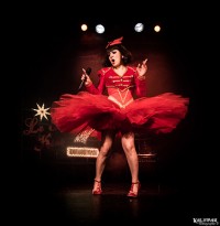 Le Cabaret burlesque : Marilyn brune en robe rouge