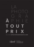 Affiche de l'exposition La Photographie à tout prix à la BnF - site François-Mitterrand 