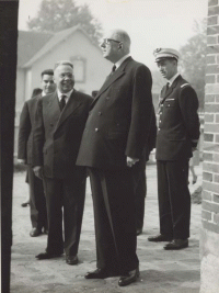Photographie de Charles de Gaulle dans la cour de la Bergerie nationale