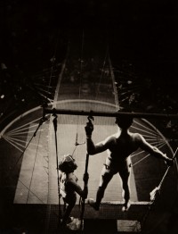 Cirque Bouglione, deux artistes sur le trapèze, vers 1936
Épreuve gélatino-argentique, 23,3 × 17,4 cm
Collections Roger-Viollet, Bibliothèque historique de la Ville de Paris
