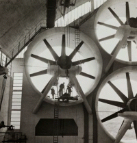 Soufflerie aérodynamique de Chalais-Meudon, 1936 Épreuve gélatino-argentique, 20 × 20,2 cm
Collections Roger-Viollet, Bibliothèque historique de la Ville de Paris

