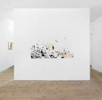 Isabelle FERREIRA, Staccato, intervention in situ, 2021, acrylique sur papier, 195 x 114 cm. Vue d’exposition La parole donnée, EAC Les Roches.