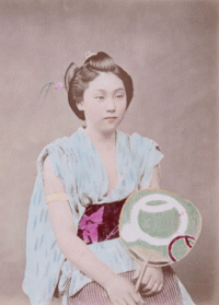Yamamoto,
Geisha,
Années 1870,
Tirage à l’albumine colorié à la main 