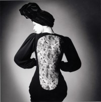 Robe du soir portée par Marina Schiano, collection haute couture automne-hiver 1970 Photographie de Jeanloup Sieff
