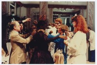 Robe de mariée
Préparation de la collection haute couture automne-hiver 1980, salons du 5 avenue Marceau, Paris, juillet 1980
Photographie de François-Marie Banier

