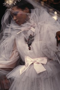 Robe de mariée portée par Mounia Orosemane, collection haute couture automne-hiver 1983 Photographie de Guy Marineau
