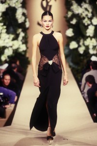 Robe portée par Tracy Trinita, collection haute couture printemps-été 1999 Photographie de Guy Marineau
