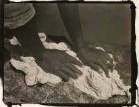 Tina Modotti,
Mains de femme
lavant du linge, 1928,
Tirage gélatino-argentique réalisé
postérieurement par Manuel Álvarez Bravo
20 × 20,5 cm,
Collection et archives de la
Fundación Televisa, Mexico