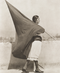  Tina Modotti,
Femme au drapeau,
1927,
Palladiotype, tirage réalisé,
par Richard Benson en 1976
24,9 × 19,7 cm,
The Museum of Modern Art,
New York