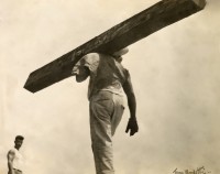 Tina Modotti,
Homme portant une poutre, 1928,
Tirage gélatino-argentique d’époque
17,5 × 22,2 cm
Collection et archives de
la Fundación Televisa