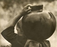  Tina Modotti
Paysanne zapotèque portant une cruche sur
son épaule, 1926,
Platinotype, tirage d’époque
17,5 × 21,2 cm,
Collection et archives de
la Fundación Televisa