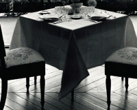 La table dressée pour Monsieur le président et sa femme dans la salle à mangerdu Château de Rambouillet