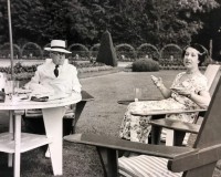 Le Président Auriol et sa femme dans leur salon de Jardin au Château de Rambouillet