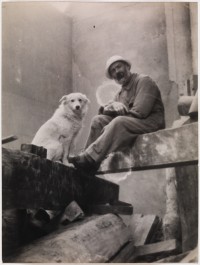 Constantin Brancusi,
Autoportrait avec la chienne Polaire dans l’atelier ,
Vers 1921,
Epreuve gélatino-argentique,
23,9 x 18 cm

Legs de Constantin Brancusi, 1957

Collection Centre Pompidou, Paris

