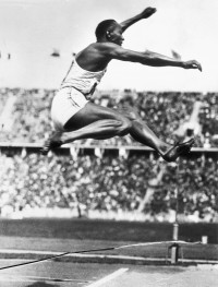 Jesse Owens pendant l'épreuve de saut en longueur aux Jeux Olympiques d'été de 1936 à Berlin.
