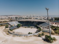 Les sites des Jeux Olympiques de 2004 sont désormais abandonnés et interdit d'accès. Des agents de sécurité contrôlent leur accès nuit et jour / Le stade de Volleyball. Reportage Omnisports Magazine en 2021. Photographe Sébastien Leban


