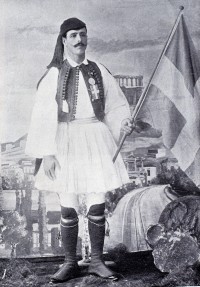 Spyridon Louis en costume traditionnel. Il devient le premier champion olympique du marathon lors des Jeux olympiques d’Athènes en 1896.

