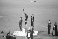 Jeux Olympiques de Mexico (1968)
Sur le podium du 200m, les athlètes étasuniens Tommie Smith (médaille d’or) et John Carlos (médaille de bronze) lèvent un poing ganté de noir en référence au Black Panther Party qui lutte pour l’égalité raciale aux Etats-Unis. Par solidarité, l’australien Peter Norman (médaille d’argent) arbore un badge de l’Olympic Project for Human Rights.

