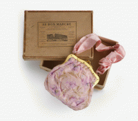 Au Bon Marché —
Sac à main et sa boîte,
1910-1919,
Taffetas de soie façonné,
imprimé sur chaîne,
métal doré et satin
de soie
