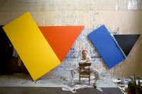 Gianfranco Gorgoni, Ellsworth Kelly avec Yellow with Red Triangle (1973) et Blue with Black Triangle (vers 1973) dans son atelier de Cady’s Hall, Chatham, New York, 1973 