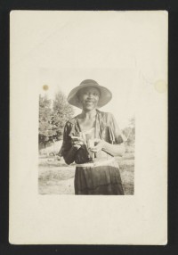 Portrait de Zora Neale Hurston,
Smiling woman, three-quarter-length
portrait of unidentified person standing
outdoors,
[Portrait d’une femme souriante].
1935. Reproduction. Photographie.
