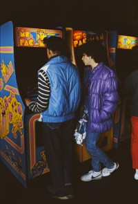 A couple playing arcade games, namely Ms Pac- Man,
New York City,
1er janvier 1985
