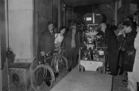 Jean-Paul Belmondo, Marie Versini et René Clément sur le tournage de Paris brûle-t-il ?, 1965
