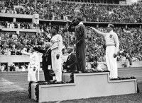 Podium du concours de saut en longueur des jeux de Berlin 1936.
De gauche à droite, le japonais Naoto Tajima, l’Américain Jesse Owens et l’Allemand Luz Long

