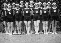 L’équipe de gymnastique féminine des Pays-Bas, championne olympique aux Jeux d’Amsterdam 1928.
Cinq des membres ainsi que leur entraîneur sont déportés à Auschwitz et Sobibor.