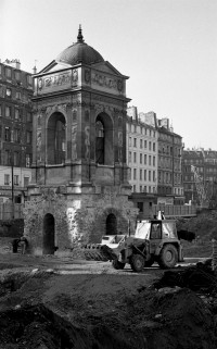 Robert Doisneau, La fontaine des Innocents avec ses
fondations apparentes, 1973
