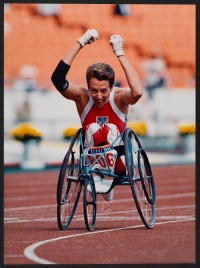 Vainqueur d’une course aux Jeux paralympiques de Séoul 1988, Tirage argentique (reproduction)1988, Collections du Musée National du Sport, Nice, MNS