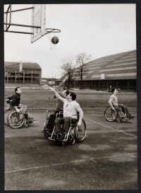 Marc Cinello, Jeu de basket-ball en fauteuil, Tirage argentique (reproduction), 1966
Collections du Musée national du Sport, Nice, MNS