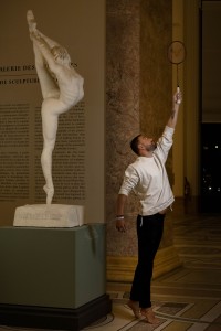Mathieu Thomas, para-badminton, / La Danseuse
Sacha Lyo (1932-1933) de Serge Youriévitch, dans le cadre
de l’exposition Le Corps en mouvement au Petit Palais.

